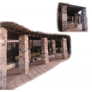 Πέργκολα στέγαστρο με κολώνες πέτρα 